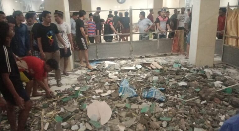 Kubah Masjid Titaful Jamaah Ambruk, Satu Jamaah Mengalami Luka Berat