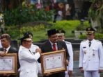 Menteri Dalam Negeri Tito Karnavian menyerahkan penghargaan Satyalencana kepada Wali Kota Medan Bobby Nasution dalam acara Peringatan Hari Otonomi Daerah XXVIII tahun 2024 di Surabaya, Jawa Timur Kamis 25 April 2024. Humas Pemkot Surabaya