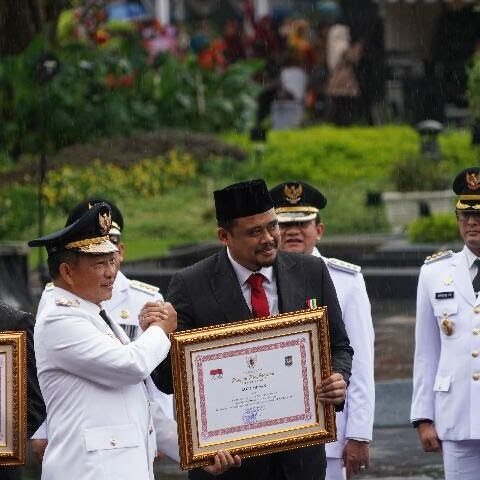 Menteri Dalam Negeri Tito Karnavian menyerahkan penghargaan Satyalencana kepada Wali Kota Medan Bobby Nasution dalam acara Peringatan Hari Otonomi Daerah XXVIII tahun 2024 di Surabaya, Jawa Timur Kamis 25 April 2024. Humas Pemkot Surabaya