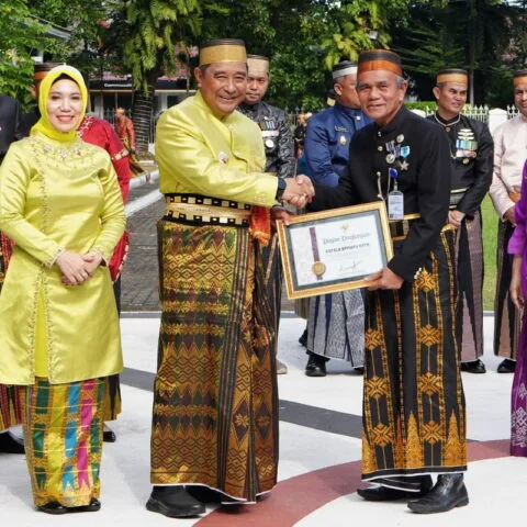 peringatan Hardiknas PJ Gurbernur Bahtiar Baharuddin tabur Penghargaan