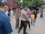 Viral Emak Emak di Makassar Tampar dan Cakar Leher Polisi.jpg