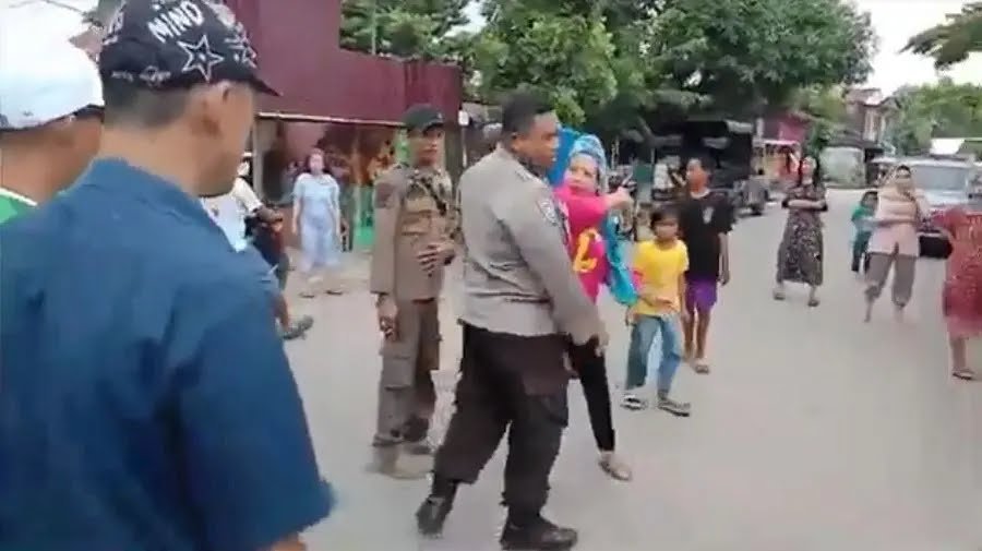 Viral Emak Emak di Makassar Tampar dan Cakar Leher Polisi.jpg