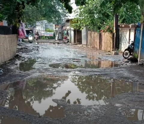 Warga Sapiria Kabupaten Gowa Keluhkan Jalan Yang Berlubang Dan Rusak Parah