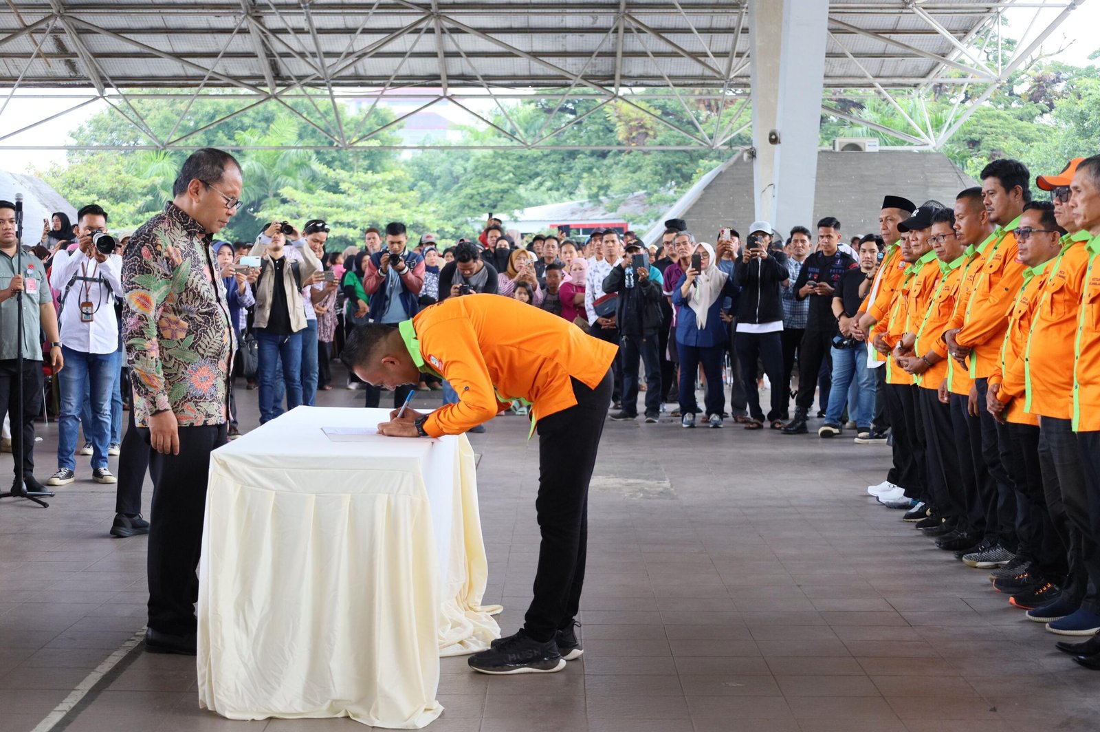 Danny Pomanto Kukuhkan Forum Dewan Lorong se-Kota Makassar, Upaya Percepatan Program Lorong Wisata 3 1d911708 0652 415d b132 f58bb6e2170a scaled