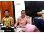 Kepala Dinas PM PTSP Helmi Budiman kiri mendampingi Wali Kota Makassar Danny Pomanto