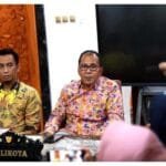 Kepala Dinas PM PTSP Helmi Budiman kiri mendampingi Wali Kota Makassar Danny Pomanto