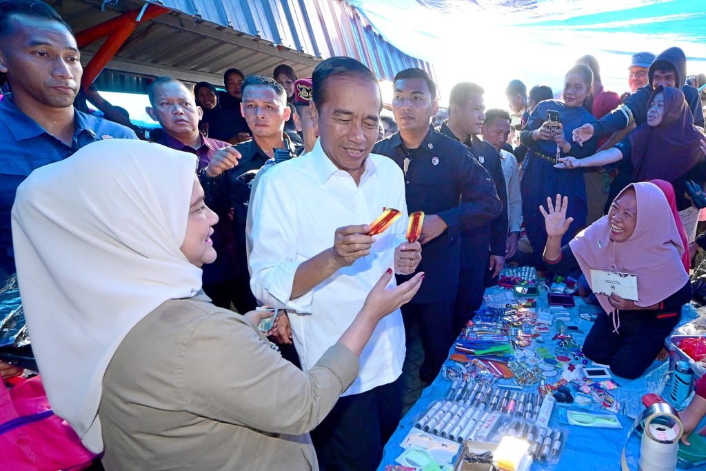 Hari Kedua di Sulsel Presiden dan Ibu Iriana Kunjungi Pasar Cekkeng Bulukumba 1024x683 1