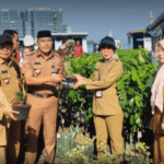Camat Kepulauan Sangkarrang Terima Penyaluran Bibit Tanaman untuk Lorong Wisata