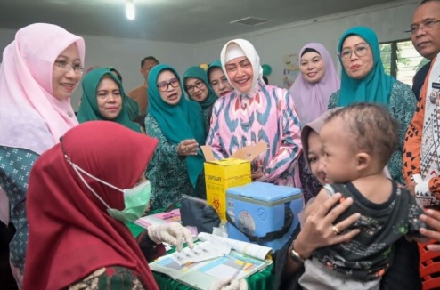 Stunting Indira Yusuf Serahkan Bantuan Cegah Anak Kurang Gizi