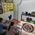 Warkop Akara Hadir di Tengah Pasar Tradisional Bonto Biraeng, Tawarkan Kopi Terjangkau dan Layanan Parkir Unik 1 Alya ponsel : Jasa Service Handphone yang Amanah dan Terpercaya