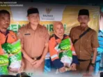 Camat Kepulauan Sangkarang Serahkan Bantuan BAZNAS kepada Warga Miskin dan Petugas Kebersihan