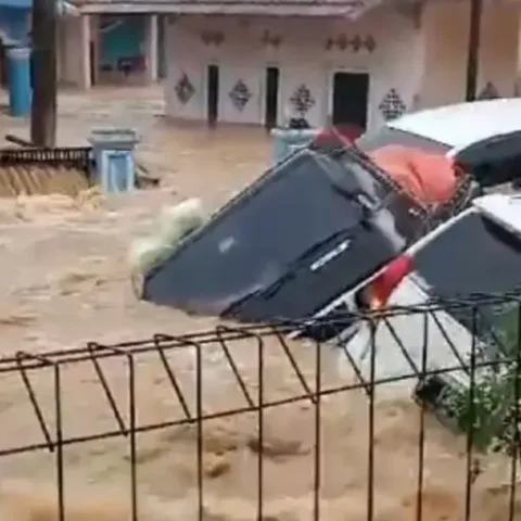 BANJIR BANDANG SUKABUMI 768x512 1