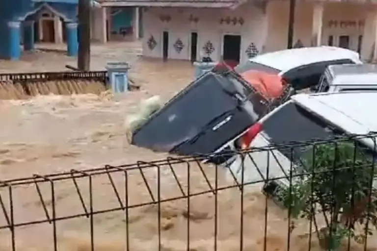 BANJIR BANDANG SUKABUMI 768x512 1