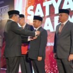 Berkat pengabdian Muhammad Roem Kadispar Makassar diganjar Penghargaan Satyalancana Karya Satya oleh Presiden RI