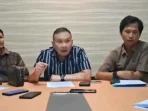 Dr. Jainal Arifin tengah bersama Tim pengacaranya Agusman Hidayat saat konferensi pers di Makassar e1738502907674