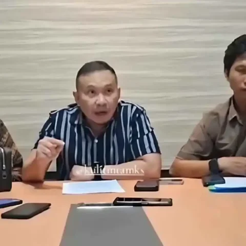 Dr. Jainal Arifin tengah bersama Tim pengacaranya Agusman Hidayat saat konferensi pers di Makassar e1738502907674