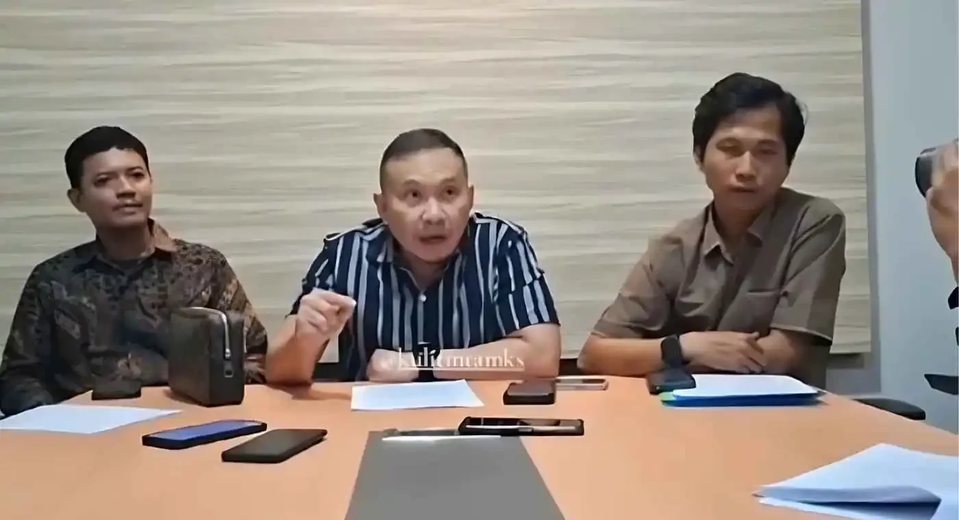 Dr. Jainal Arifin tengah bersama Tim pengacaranya Agusman Hidayat saat konferensi pers di Makassar e1738502907674