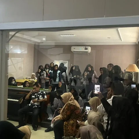 Foto ratusan siswa dan orang tua siswa protes akibat gagal SNBP 2025