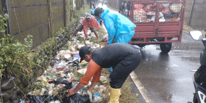 Tanggap Keluhan Warga, Camat Tamalate Bersihkan Sampah di Samping Telaga Barombong