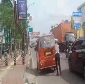 Aksi Heroik Kasat Lantas Gowa: Dorong Mobil Mogok Seorang Diri di Tengah Kemacetan