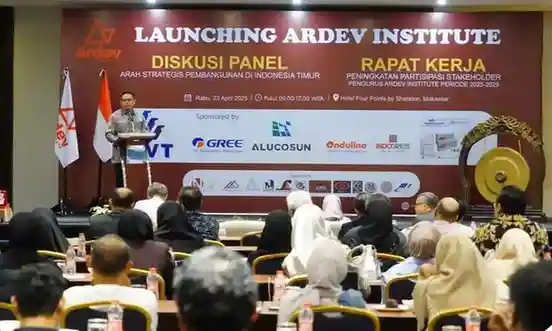 Ketua DPRD Makassar Supratman menyampaikan keynote pada peluncuran Ardev Institute yang dirangkaikan dengan diskusi “Arah Strategis Pembangunan Indonesia Timur” di Makassar, Rabu (23/4/2025). (Foto: Ist)