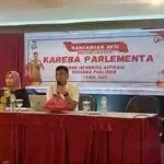 Tim Sekretariat DPRD Makassar mengelola konten berita dan dokumentasi kegiatan legislatif di Media Center Kareba Parlementa. (Foto: Istimewa)
