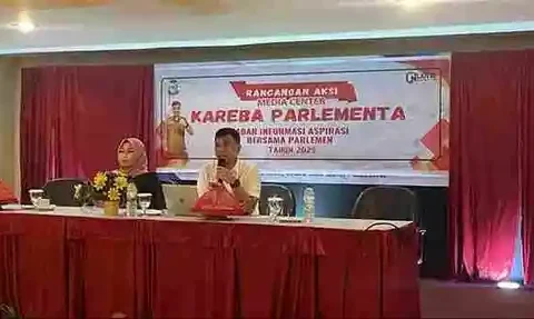Tim Sekretariat DPRD Makassar mengelola konten berita dan dokumentasi kegiatan legislatif di Media Center Kareba Parlementa. (Foto: Istimewa)
