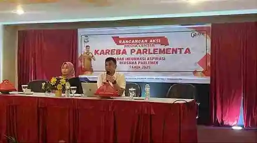 Tim Sekretariat DPRD Makassar mengelola konten berita dan dokumentasi kegiatan legislatif di Media Center Kareba Parlementa. (Foto: Istimewa)