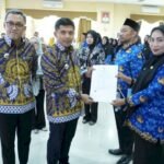 Petani Arungkeke Palantikang Antusias Coba Alat Penabur Pupuk Karya Mahasiswa UNHAS 1 Pemkab Jeneponto Serahkan SK PPPK ke 164 ASN, Bupati: Jaga Integritas dan Profesionalisme