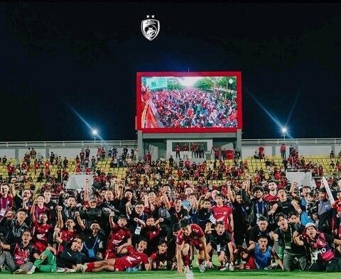 Pemain dan official PSM Makassar latihan berfoto bersama usai laga terakhir melawan Persita