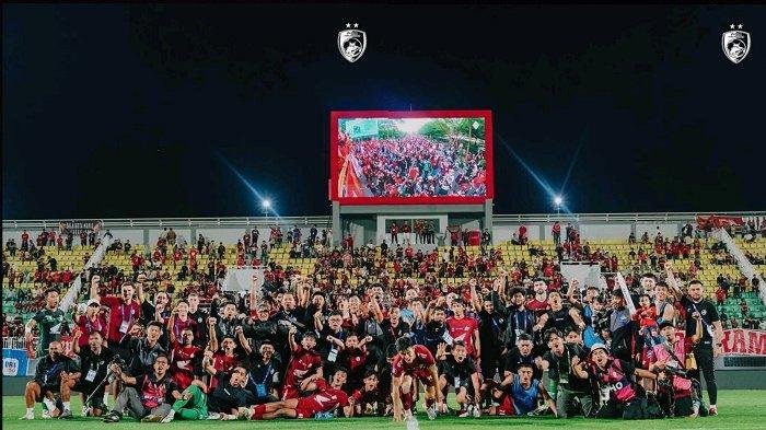 Pemain dan official PSM Makassar latihan berfoto bersama usai laga terakhir melawan Persita
