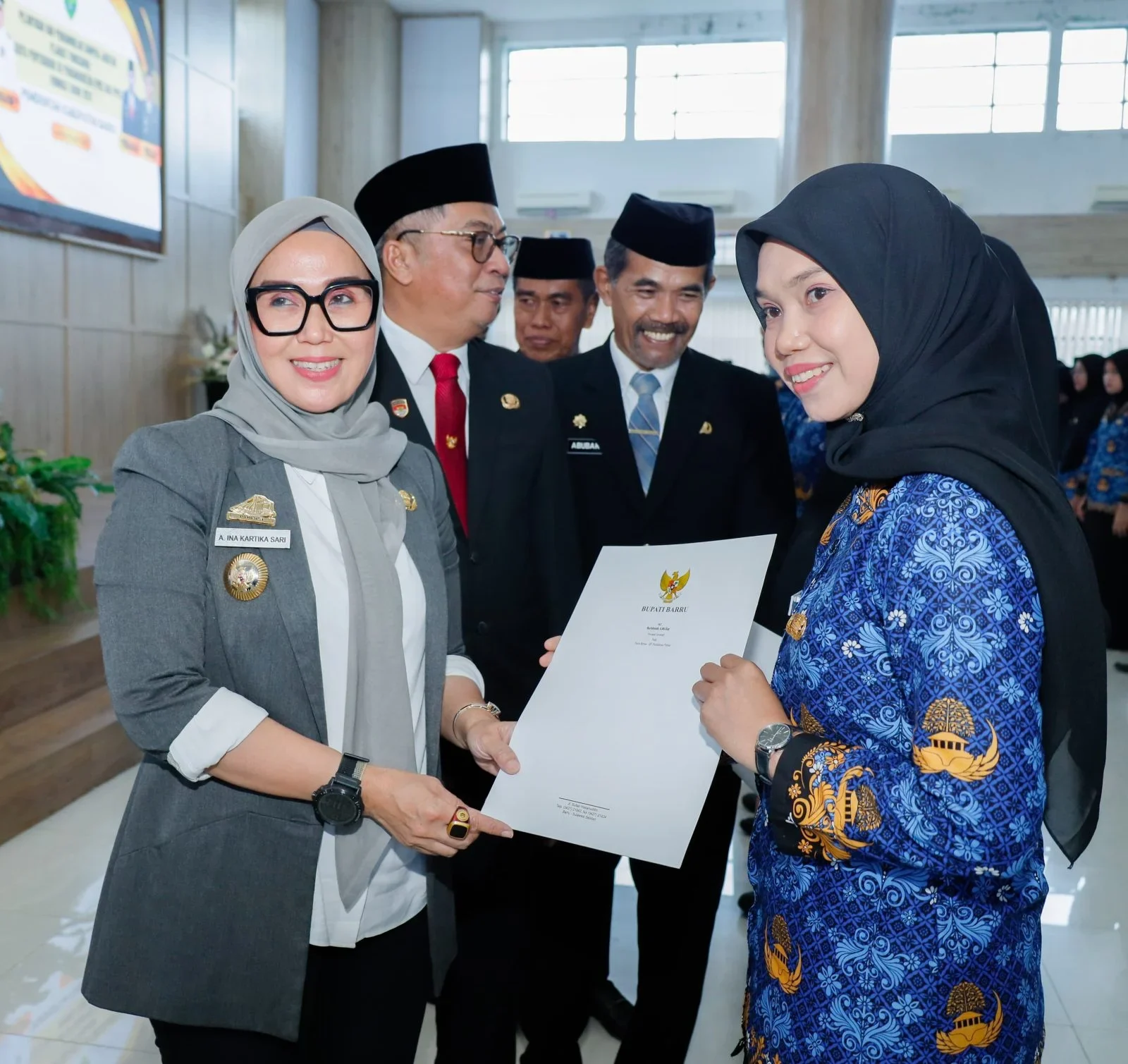 Bupati Barru Serahkan SK CPNS dan PPPK, 377 ASN Baru Siap Bertugas