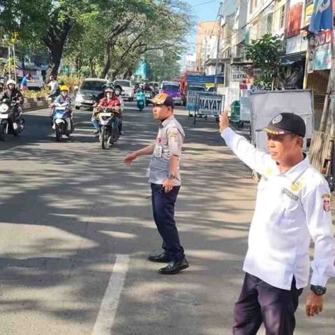 Personel Dinas Perhubungan Kecamatan Bontoala standby di lokasi padat kendaraan, antisipasi kemacetan usai penertiban pedagang di sekitar Pasar Kalimbu.