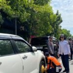 dishub makassar bersama aparat kepolisian menggembok mobil yang parkir di badan jalan 1752116852317 169