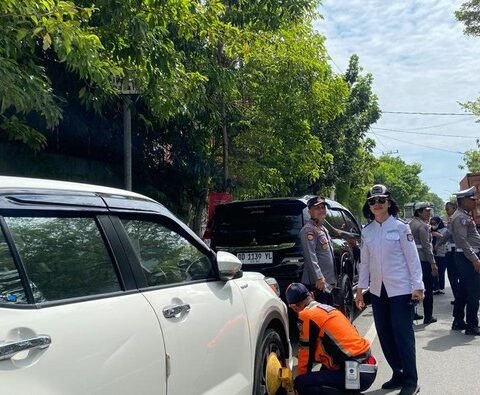 dishub makassar bersama aparat kepolisian menggembok mobil yang parkir di badan jalan 1752116852317 169