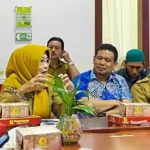 Kepala Dinas Lingkungan Hidup Kota Makassar, Dr. Helmi Budiman, saat memimpin rapat bersama jajaran terkait di Kantor DLH Makassar.
