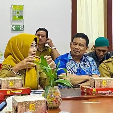 Kepala Dinas Lingkungan Hidup Kota Makassar, Dr. Helmi Budiman, saat memimpin rapat bersama jajaran terkait di Kantor DLH Makassar.