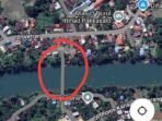 Tangkapan layar dari Google Maps menunjukkan jarak tempuh jauh jika melewati jalan poros dibandingkan menggunakan jembatan gantung Pakassalo. Jalur ini memangkas waktu perjalanan dari lebih dari 2 jam menjadi hanya sekitar 15–20 menit.