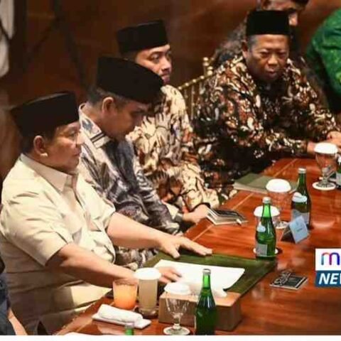 Presiden Prabowo Subianto saat berdiskusi dengan pimpinan 16 ormas Islam di kediamannya, Hambalang, Kabupaten Bogor, Jawa Barat, Sabtu (30/8/2025). Pertemuan membahas tantangan kebangsaan dan upaya menjaga situasi tetap kondusif. pHOT bIRO pERS