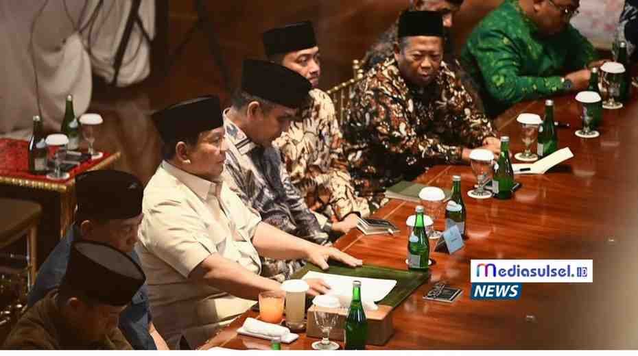 Presiden Prabowo Subianto saat berdiskusi dengan pimpinan 16 ormas Islam di kediamannya, Hambalang, Kabupaten Bogor, Jawa Barat, Sabtu (30/8/2025). Pertemuan membahas tantangan kebangsaan dan upaya menjaga situasi tetap kondusif. pHOT bIRO pERS