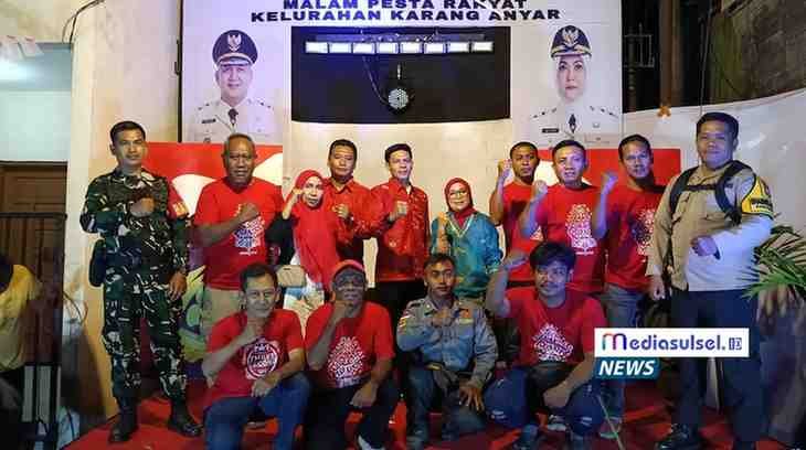 Lurah Karang Anyar Nasrullah, ST bersama Bimtas, tokoh masyarakat, dan warga berfoto bersama usai acara Pesta Rakyat Kelurahan Karang Anyar 2025.