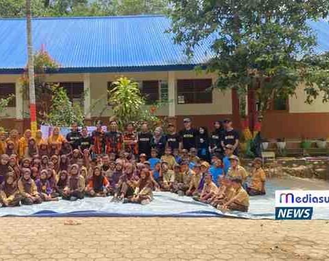 Anggota SAPMA Pemuda Pancasila Maros bersama anak-anak Desa Pattanyamang saat mengikuti kelas mendongeng dalam kegiatan Sapma Menyapa Pelosok