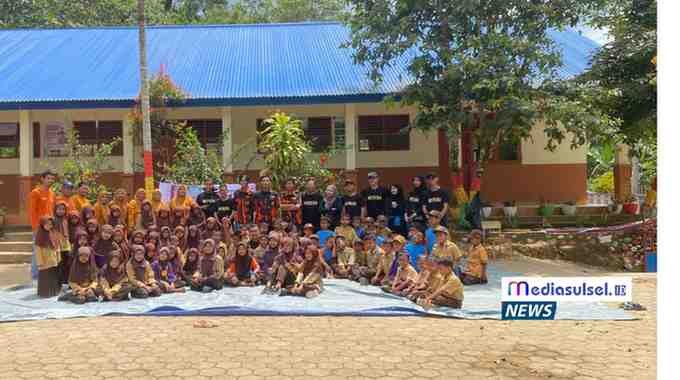 Anggota SAPMA Pemuda Pancasila Maros bersama anak-anak Desa Pattanyamang saat mengikuti kelas mendongeng dalam kegiatan Sapma Menyapa Pelosok