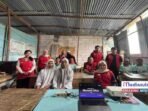 Mahasiswa KKNT UNHAS memberikan pelatihan Microsoft Word kepada siswa SMA Bukit Tinggi di Desa Bonto Manurung, Maros.