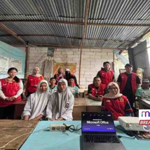 Mahasiswa KKNT UNHAS memberikan pelatihan Microsoft Word kepada siswa SMA Bukit Tinggi di Desa Bonto Manurung, Maros.