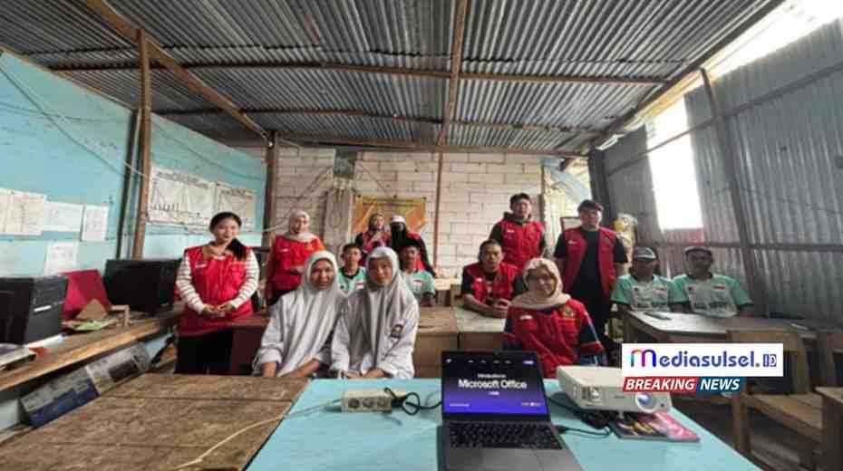 Mahasiswa KKNT UNHAS memberikan pelatihan Microsoft Word kepada siswa SMA Bukit Tinggi di Desa Bonto Manurung, Maros.