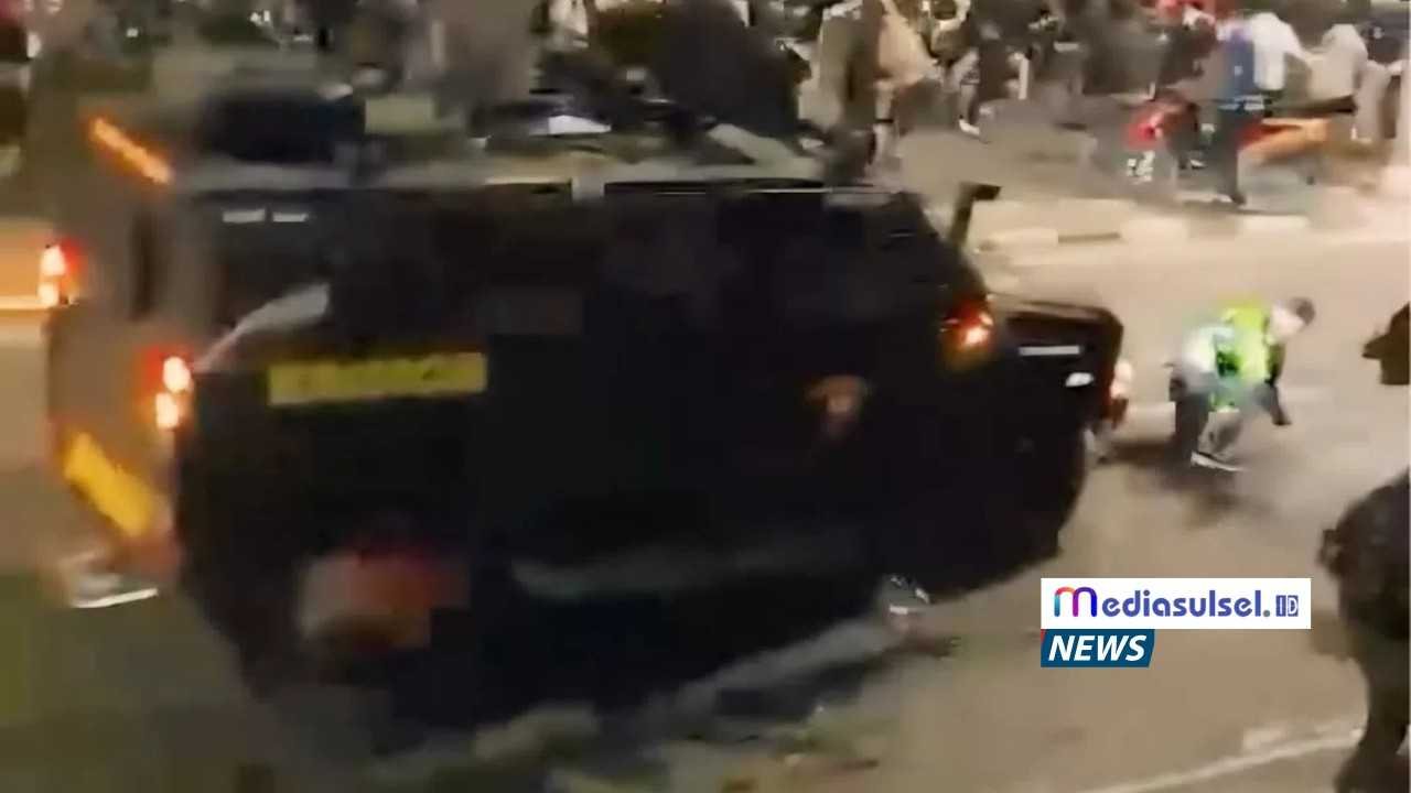 ojol dilindas rantis Brimob saat demo, Kamis, 28 Agustus 2025. (foto: beritasatu.com) ojol dilindas rantis Brimob saat demo, Kamis, 28 Agustus 2025. (foto: beritasatu.com)