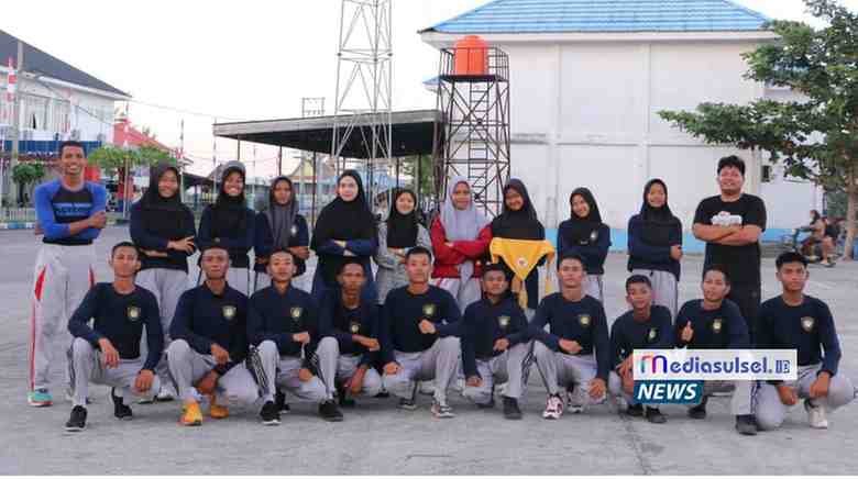 Foto bersama 16 anggota Paskibra Kecamatan Maros Baru usai latihan intensif jelang HUT ke-80 RI, Rabu (13/8/2025)