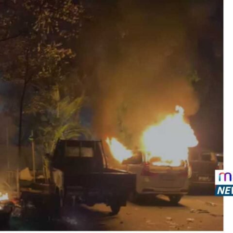 Kericuhan di depan Kantor DPRD Makassar, massa merusak pagar utama dan membakar enam motor serta satu mobil, Jumat malam (29/8/2025).