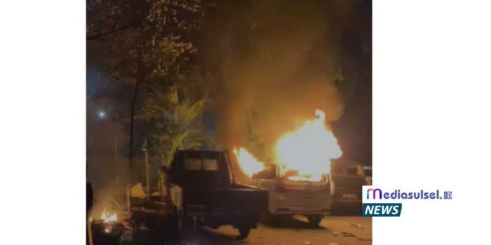 Kericuhan Demo di DPRD Makassar, Massa Bakar Enam Motor dan Satu Mobil